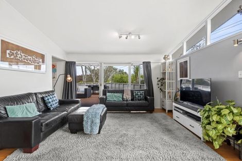 Photo of property in 2 Lyons Avenue, Murrays Bay, Auckland, 0630