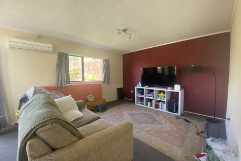 Photo of property in 25 Fernhaven Grove, Newlands, Wellington, 6037