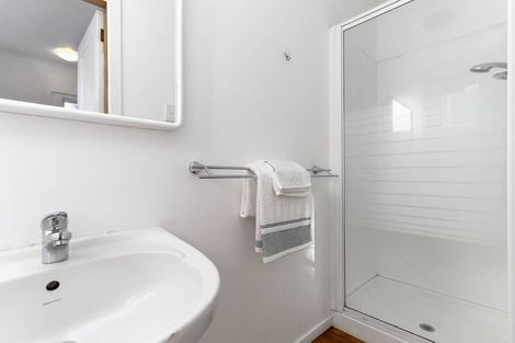 Photo of property in 53 Pupuke Road, Birkenhead, Auckland, 0627