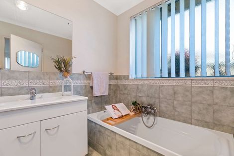 Photo of property in 14 Magnolia Drive, Waiuku, 2123