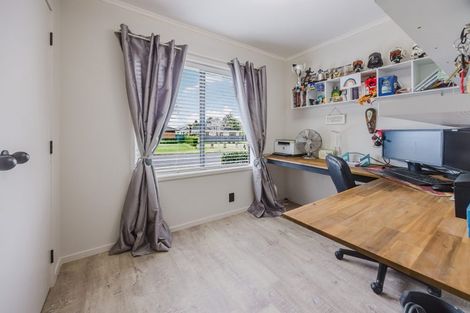 Photo of property in 168 Walter Strevens Drive, Conifer Grove, Takanini, 2112