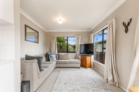 Photo of property in 2 Laura Street, Kelston, Auckland, 0602