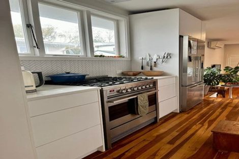 Photo of property in 35 Sullivan Avenue, Mangere Bridge, Auckland, 2022