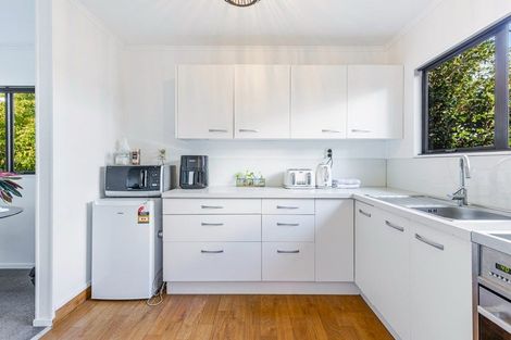 Photo of property in 1/6 Peterhouse Place, West Harbour, Auckland, 0618