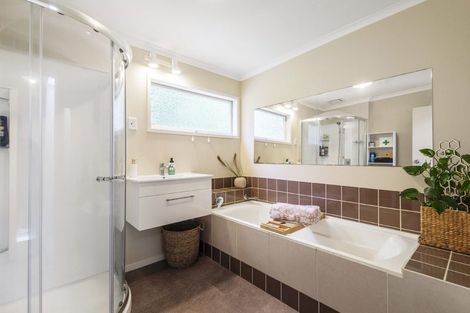Photo of property in 8 Tranquil Glade, Hillcrest, Auckland, 0627