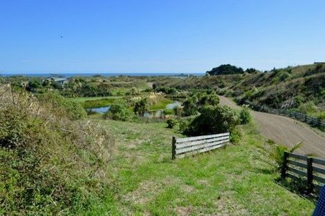Photo of property in 24 Uxbridge Terrace, Waikawa Beach, Levin, 5573