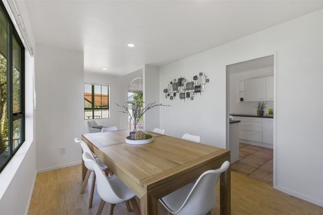 Photo of property in 17 Mandeville Place, Unsworth Heights, Auckland, 0632