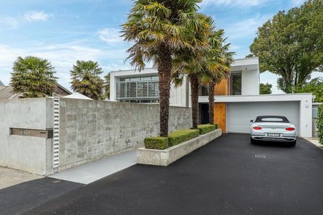 Photo of property in 60 Aikmans Road, Merivale, Christchurch, 8014