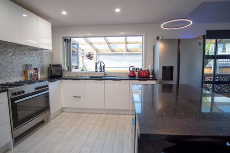 Photo of property in 21b Brian Crescent, Stanmore Bay, Whangaparaoa, 0932