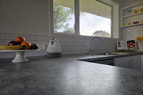 Photo of property in 30b Rewarewa Crescent, Waikanae, 5036