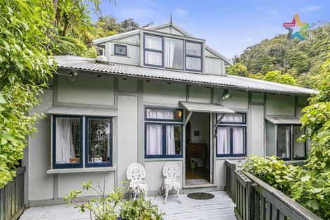 Photo of property in 32 Ferry Road, Days Bay, Lower Hutt, 5013