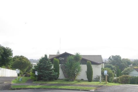 Photo of property in 28 Te Anau Place, Pakuranga Heights, Auckland, 2010