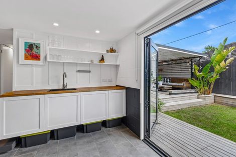 Photo of property in 121 Taikata Road, Te Atatu Peninsula, Auckland, 0610
