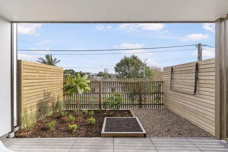 Photo of property in 4/35 Garadice Road, Rothesay Bay, Auckland, 0630