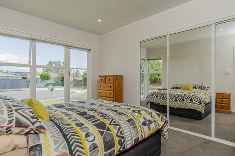 Photo of property in 8 Dolan Place, New Lynn, Auckland, 0600