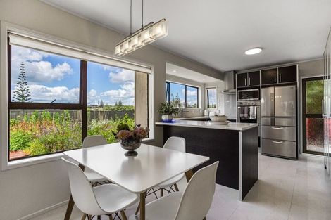 Photo of property in 2 Edgewater Grove, Orewa, 0931