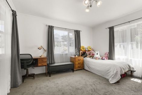 Photo of property in 70 Chelsea View Drive, Chatswood, Auckland, 0626