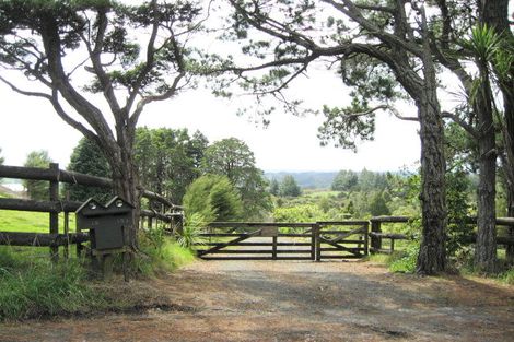 Photo of property in 15 Te Henga Road, Waitakere, Henderson, 0781