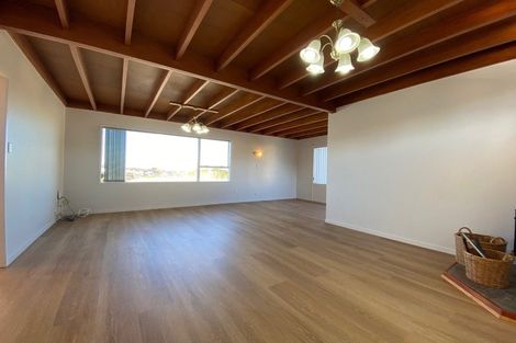 Photo of property in 92 Ravenwood Drive, Forrest Hill, Auckland, 0620