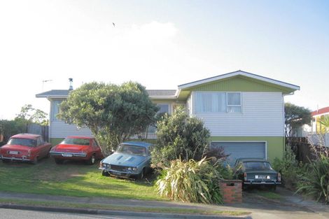 Photo of property in 124 Gloaming Hill, Titahi Bay, Porirua, 5022