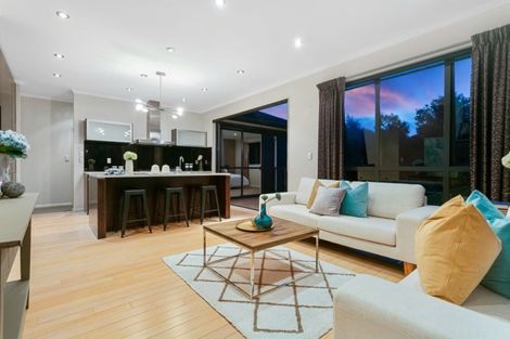 Photo of property in 19 Springvale Drive, Fairview Heights, Auckland, 0632