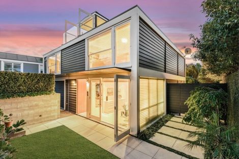 Photo of property in 5f Church Street, Devonport, Auckland, 0624