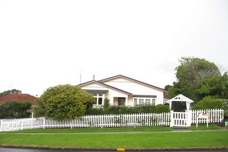 Photo of property in 61 Uxbridge Road, Mellons Bay, Auckland, 2014