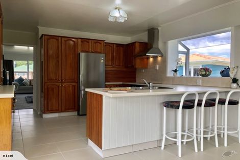 Photo of property in 15 Salas Place, Papakura, 2110
