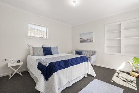 Photo of property in 32 Mexted Terrace, Tawa, Wellington, 5028