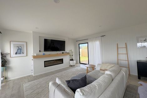 Photo of property in 37 Boeing Way, Newlands, Wellington, 6037