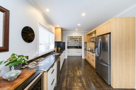 Photo of property in 124 Johnstone Drive, Fitzherbert, Palmerston North, 4410