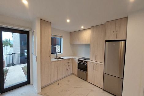 Photo of property in 8/21 Awaroa Road, Sunnyvale, Auckland, 0612