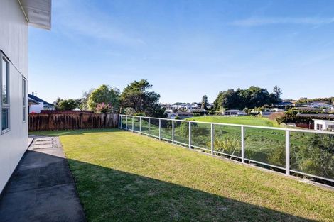 Photo of property in 17a Winstone Place, Highlands Park, New Plymouth, 4312