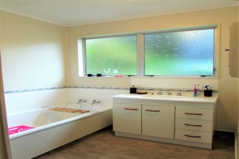 Photo of property in 4 Hillview Crescent, Paparangi, Wellington, 6037