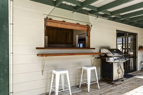 Photo of property in 100 Heta Road, Highlands Park, New Plymouth, 4312