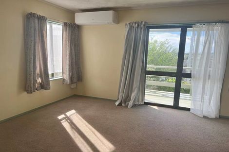 Photo of property in 2/491 Glenfield Road, Glenfield, Auckland, 0629