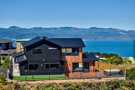 Photo of property in 12 Boeing Way, Newlands, Wellington, 6037