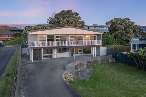 Photo of property in 104 Marine Parade, Paraparaumu Beach, Paraparaumu, 5032