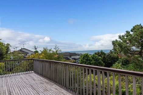 Photo of property in 8 Shearwater Rise, Rothesay Bay, Auckland, 0630