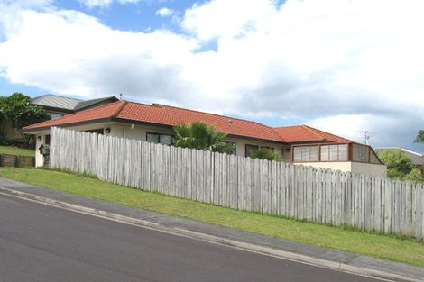 Photo of property in 7 Van Dyke Place, West Harbour, Auckland, 0618