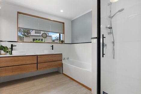 Photo of property in 33 Waikite Road, Welcome Bay, Tauranga, 3112