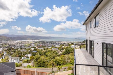 Photo of property in 8 Poto Road, Normandale, Lower Hutt, 5010