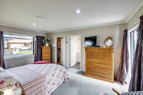 Photo of property in 17 Newbury Place, Taradale, Napier, 4112