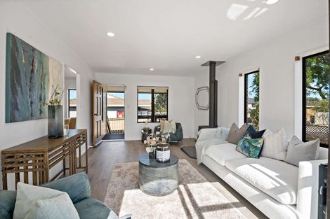 Photo of property in 4 De Quincey Terrace, Highland Park, Auckland, 2010