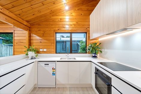 Photo of property in 8 Chardon Place, Henderson, Auckland, 0612