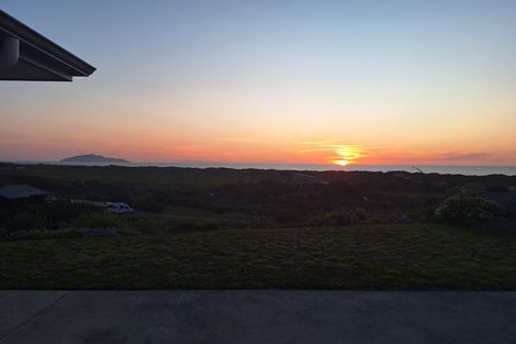 Photo of property in 17 Uxbridge Terrace, Waikawa Beach, Levin, 5573