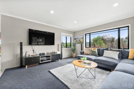 Photo of property in 3 Streets Way, Timberlea, Upper Hutt, 5018