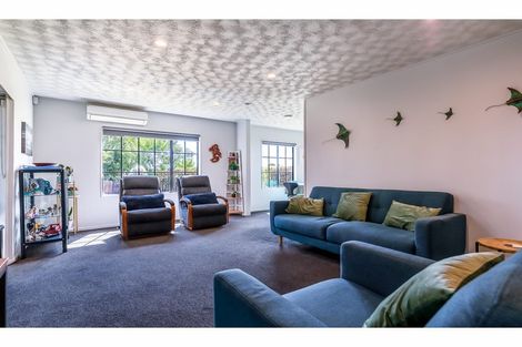 Photo of property in 7 Imperial Place, Henderson, Auckland, 0612