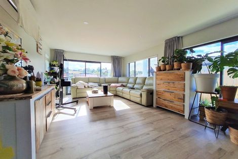 Photo of property in 115 Karepiro Drive, Stanmore Bay, Whangaparaoa, 0932