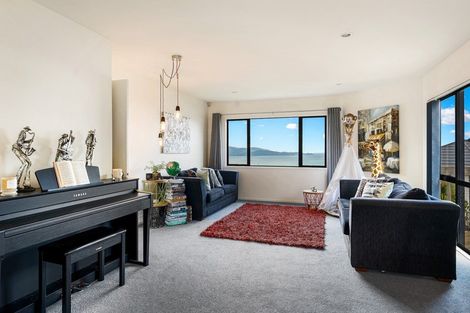 Photo of property in 75a Dress Circle, Newlands, Wellington, 6037